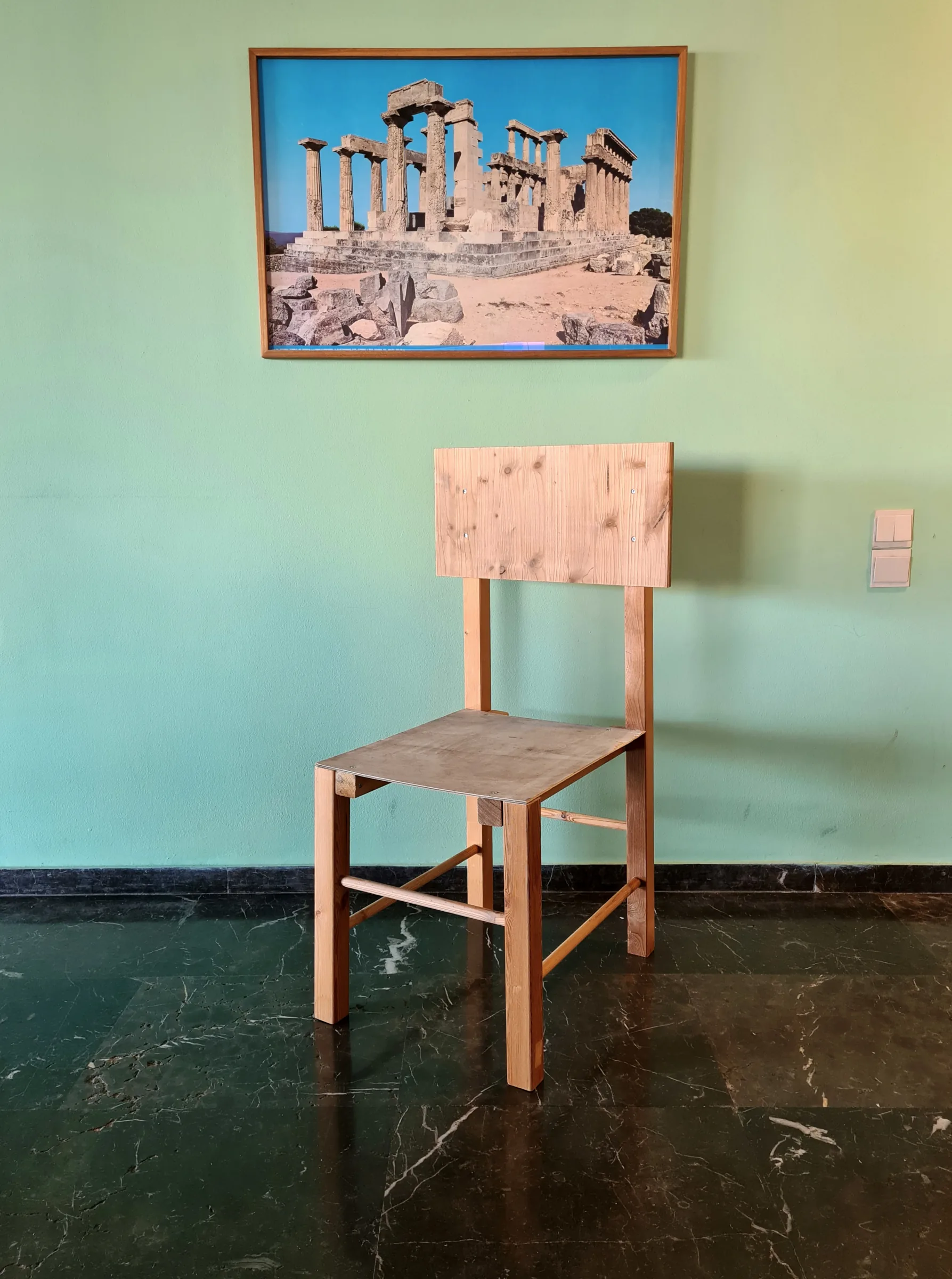木材で組み立てられたJames BridleのAI Chair 1.0